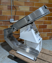 Load image into Gallery viewer, Oliver 702-N Commercial Bun &amp; Bagel Slicer, Adjustable Thickness &amp; Return Chute