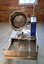 Load image into Gallery viewer, Cleveland KET-6-T Tilting 2/3 Steam Jacketed 6 Gallon Electric Kettle on Stand