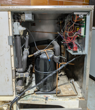 Load image into Gallery viewer, Hoshizaki KM-900MWH Ice Maker w/ Bin, Crescent Cubes, Water Cooled, 928 lb / Day