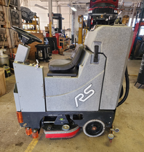 Load image into Gallery viewer, TOMCAT RS 28-D Ride-On Floor Scrubber - 1,236.8 Hours - Needs New Batteries