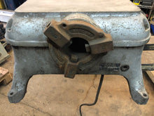Load image into Gallery viewer, RIGID Pipe Threader Machine Model 400 &amp; RIGID Vise 228 Included - Used
