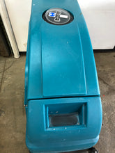 Load image into Gallery viewer, TENNANT 1520 Water Extractor - Nice Condition! - Powers On - Used